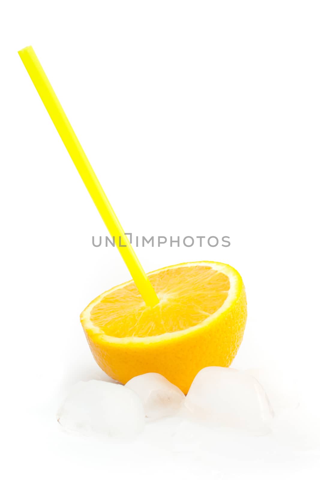 detail of an orange with a straw and ice