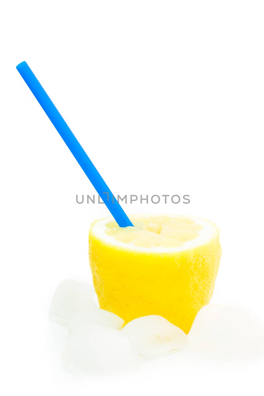 detail of an lemon with a straw and ice 