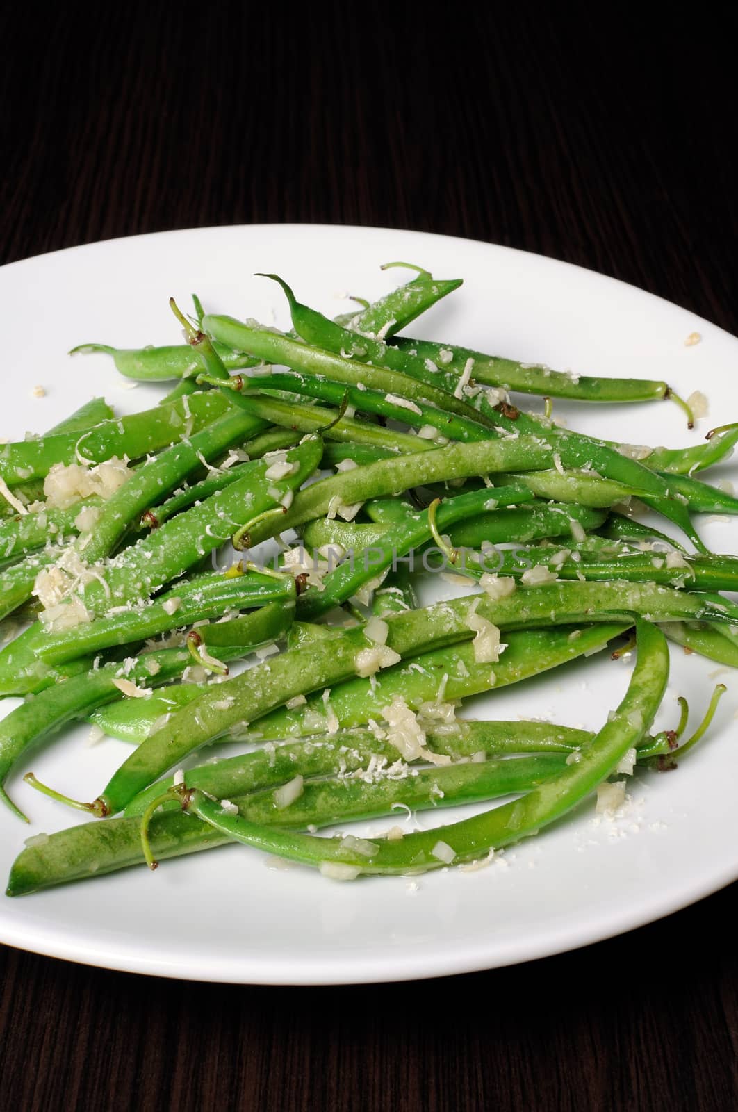 Salad of green beans with garlic and parmesan