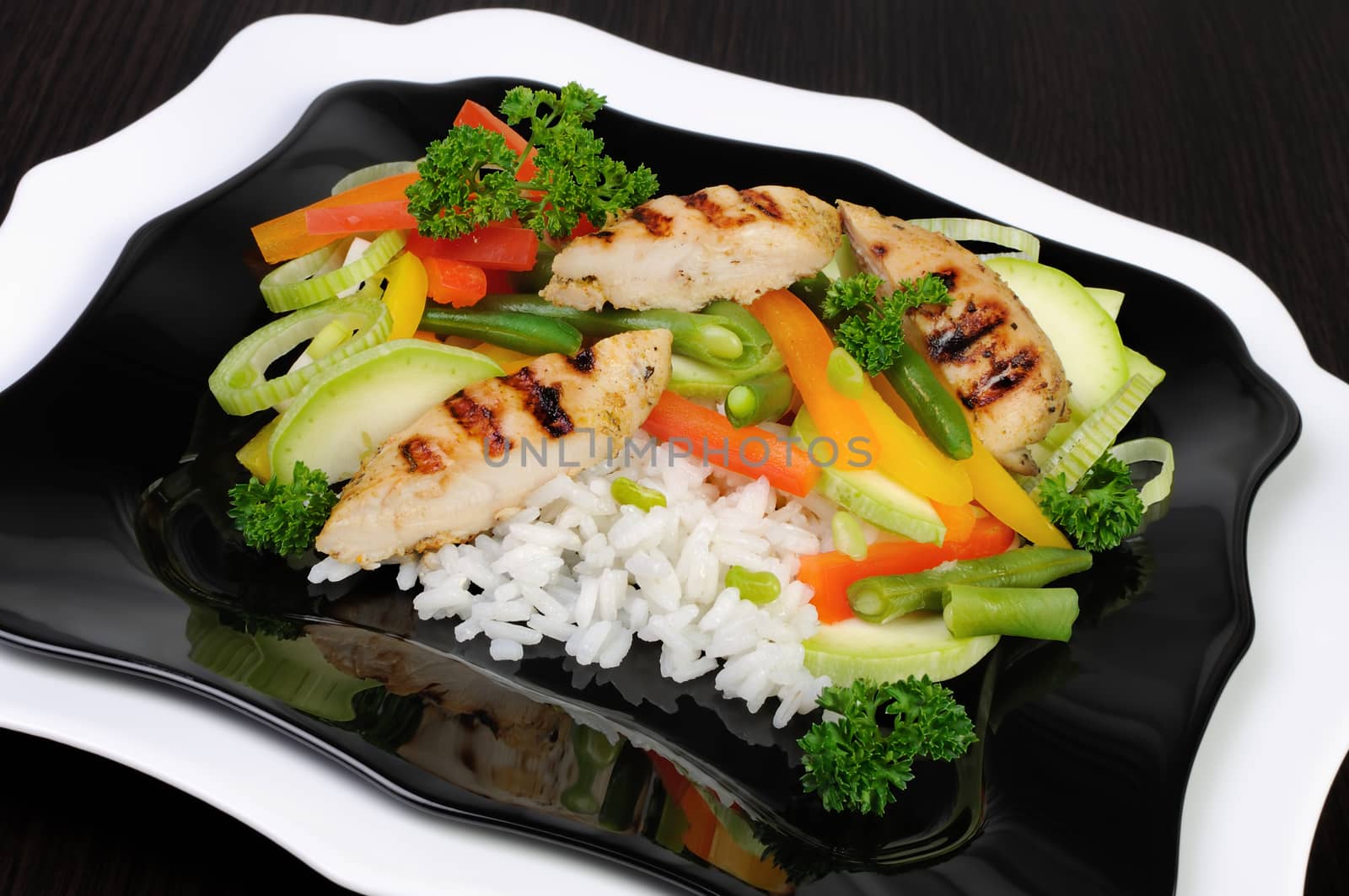 Rice with slices of chicken breast and vegetables