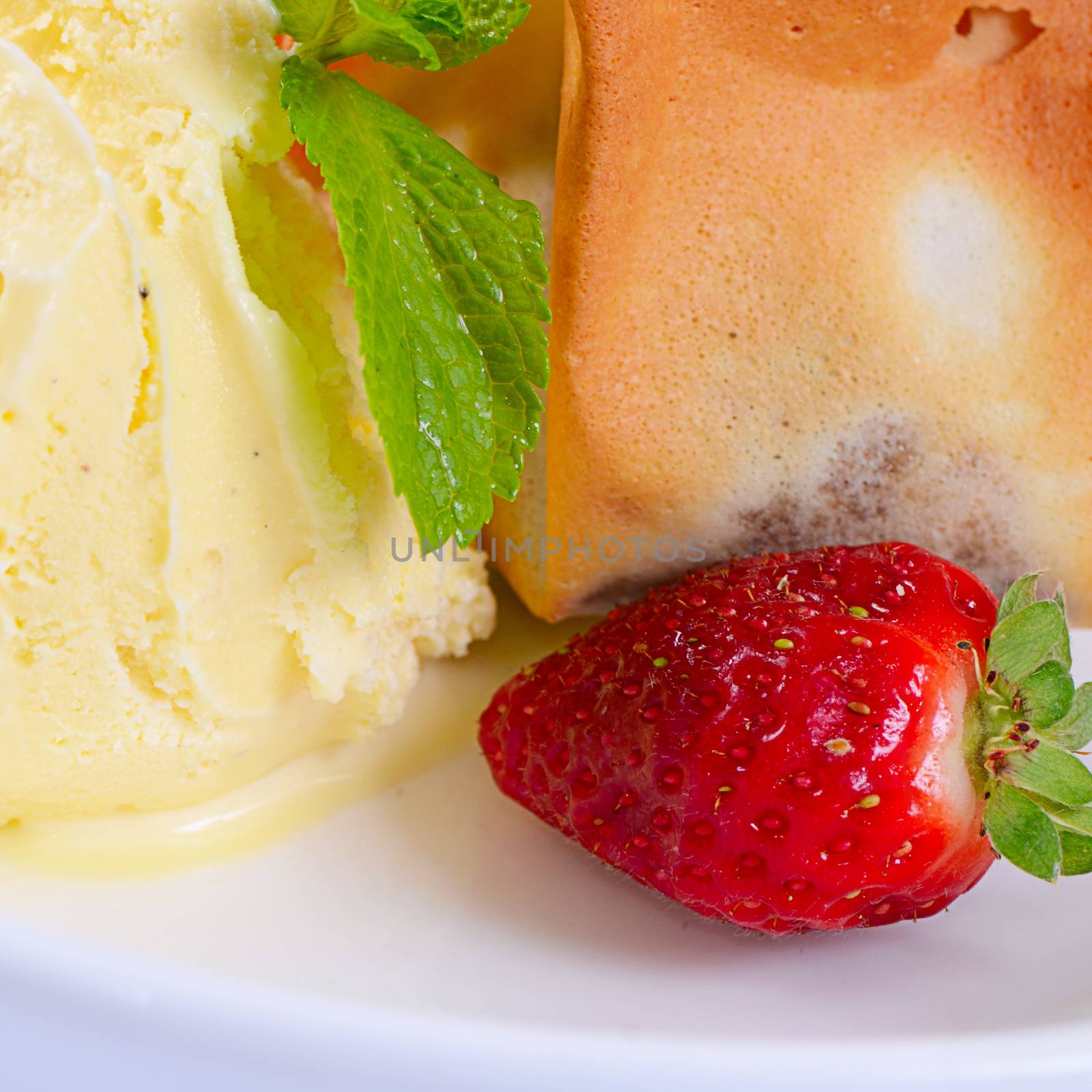 The vanilla ice cream with fresh  strawberries