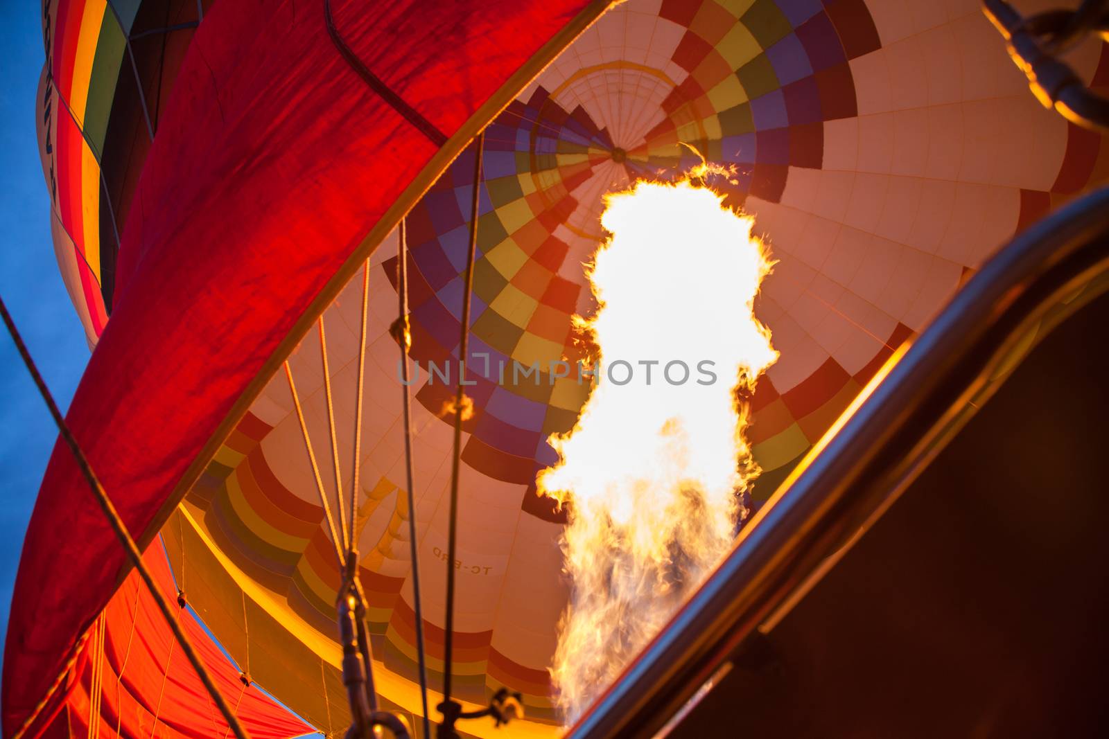 Hot air balloon firing up