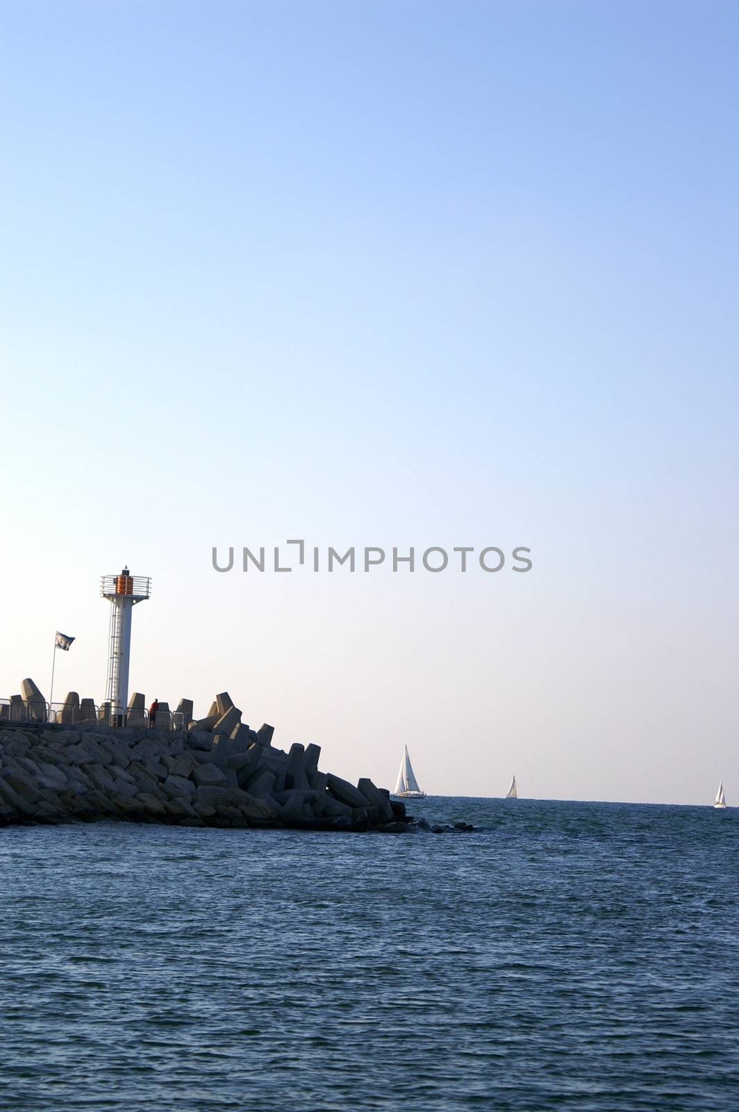 A lighthouse in Herzlia marina by javax