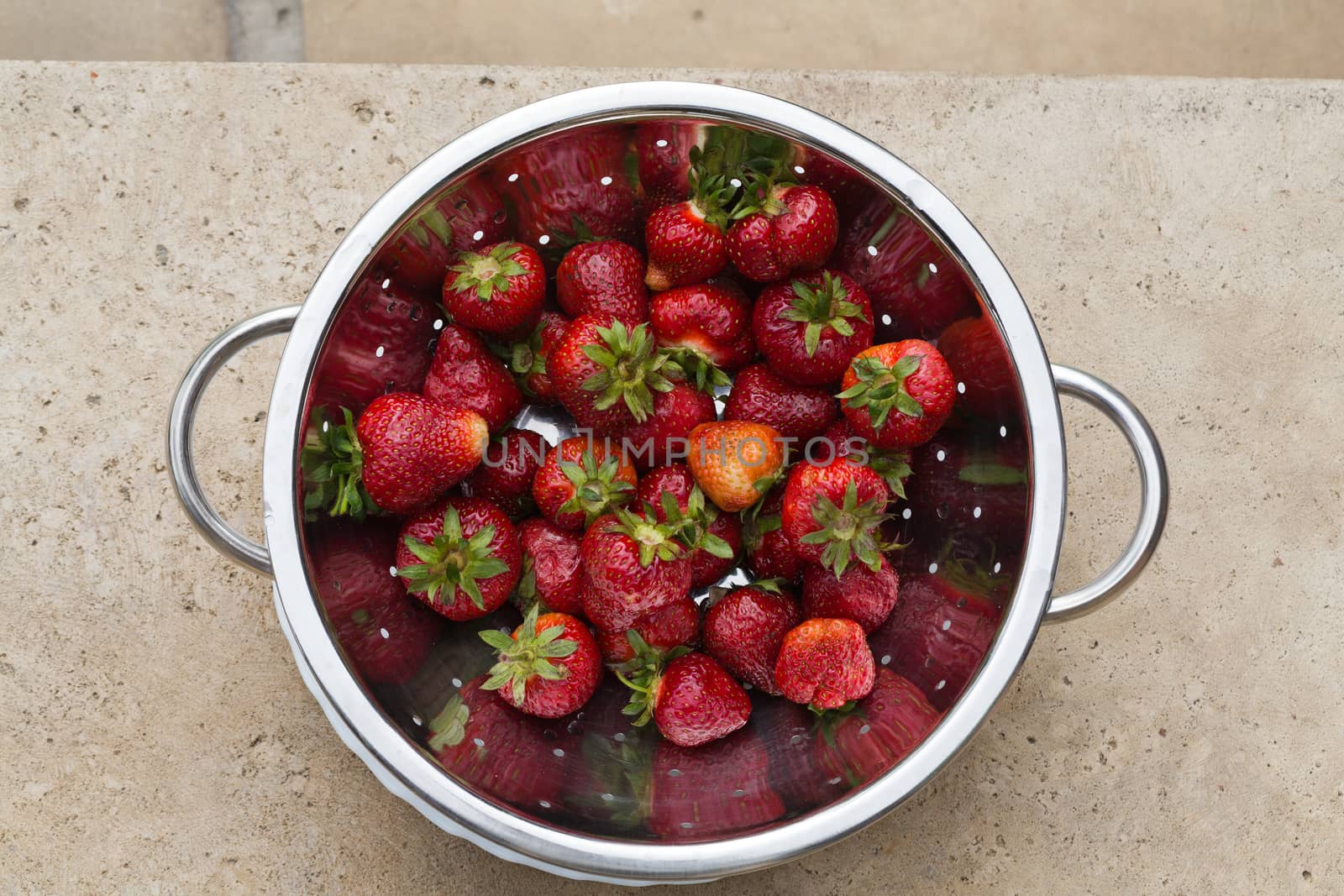 Fresh ripe  strawberry by wjarek