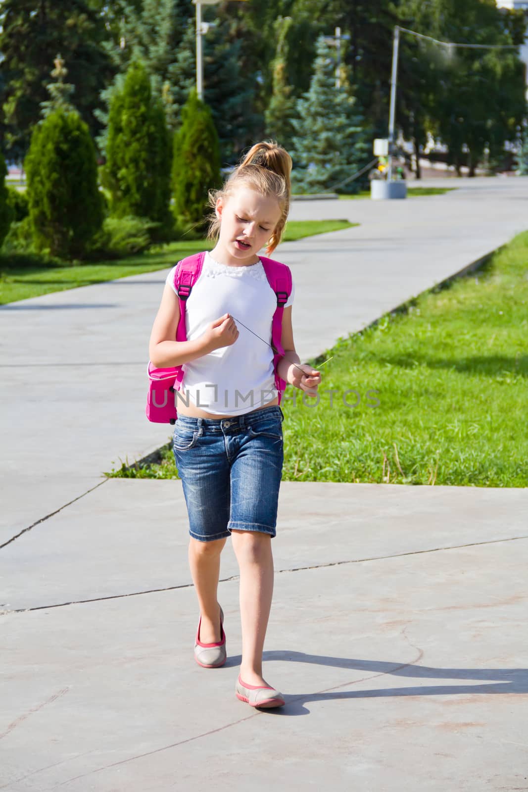 Cute girl go to school with pink knapsack