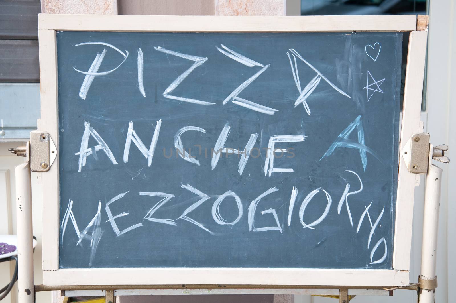 Menu of a restaurant  where there is' wrote: "Pizza also lunch" from italy