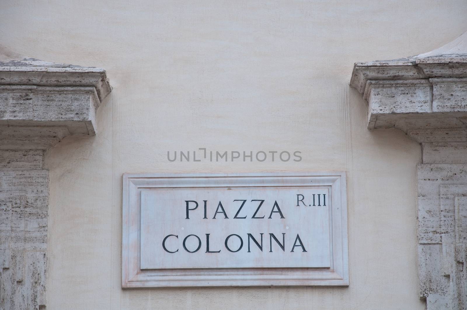 Road sign indicating a street name in Italian "piazza colonna"in English means colonna square, rome