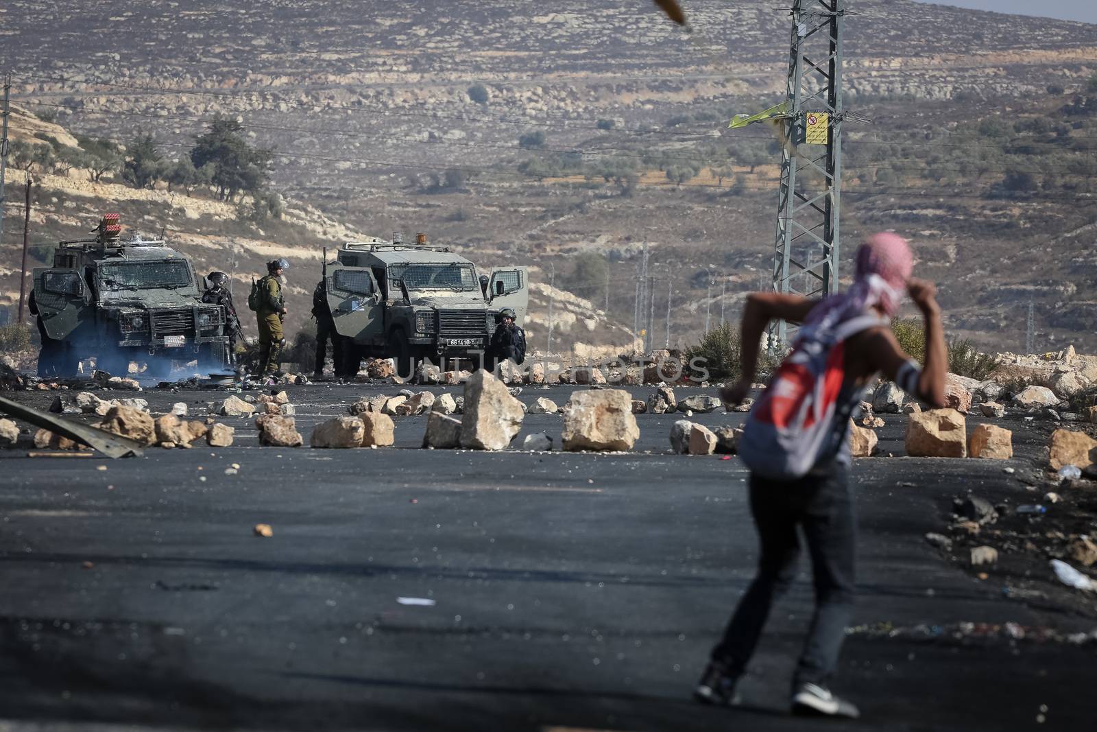 WEST BANK, Ramallah: A young masked Palestinian with a sling-shot is seen in a street of northern Ramallah, West Bank, on October 17, 2015, during clashes with Israeli army near Beit El Israeli settlement.