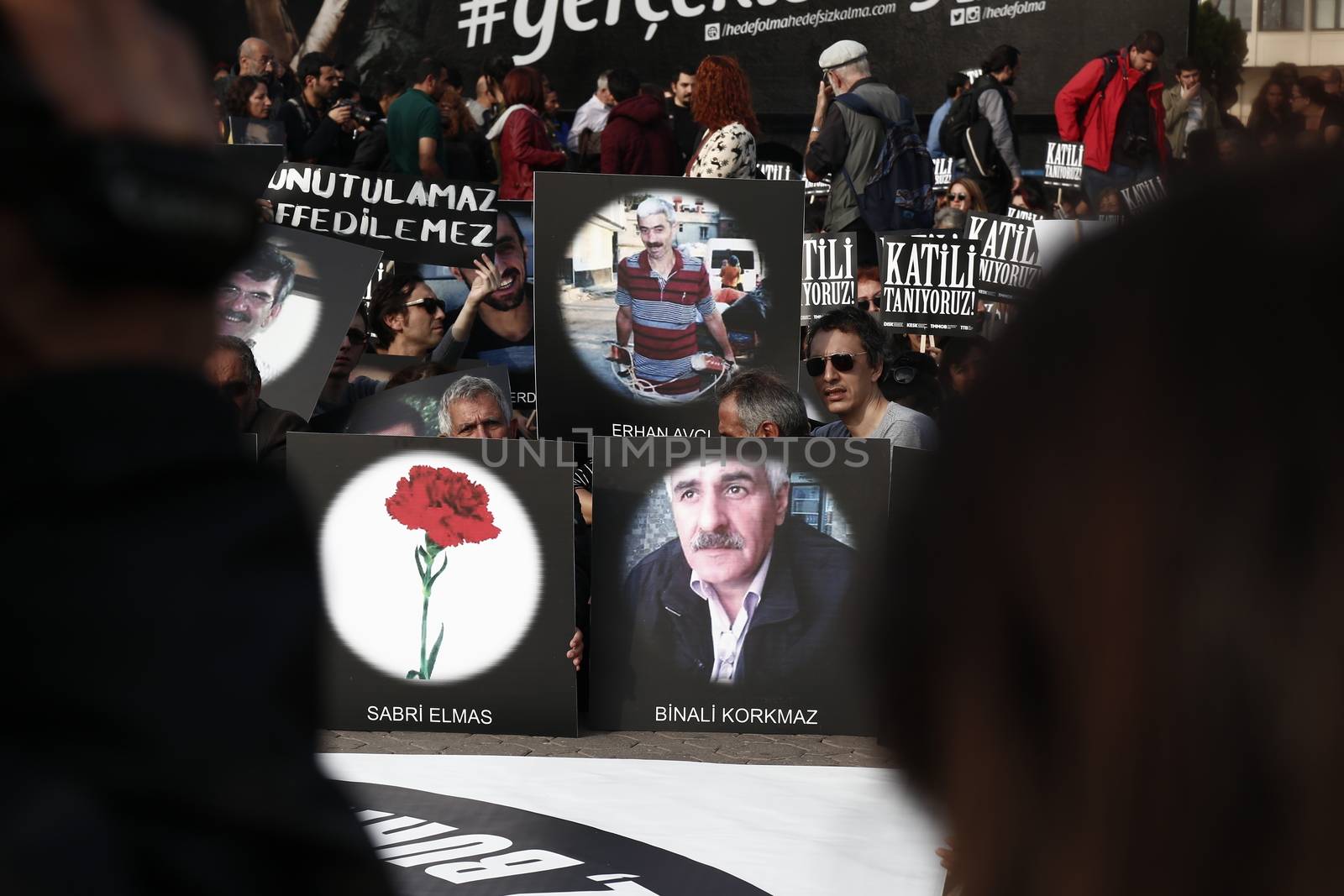 TRUKEY, Istanbul: Hundreds demonstrate in Kadikoy, eastern Istanbul, on October 17, 2015, one week after the Ankara suicide attacks, to pay tribute to the victims.