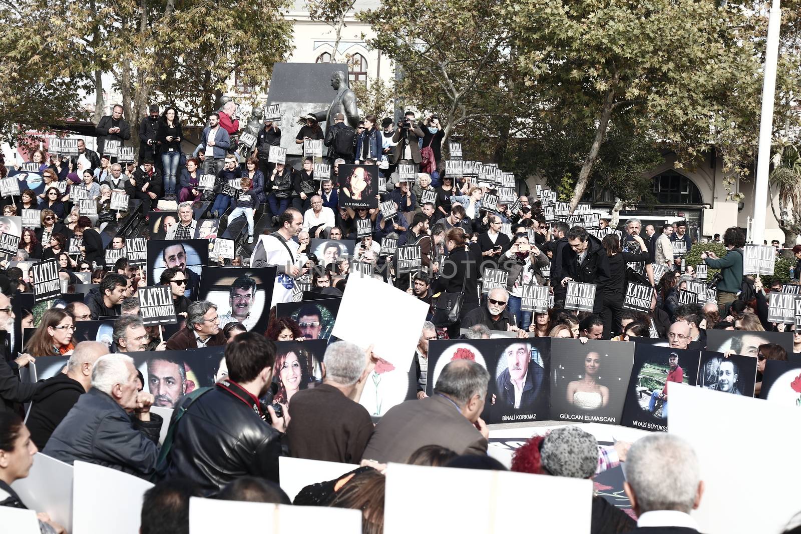 TRUKEY, Istanbul: Hundreds demonstrate in Kadikoy, eastern Istanbul, on October 17, 2015, one week after the Ankara suicide attacks, to pay tribute to the victims.