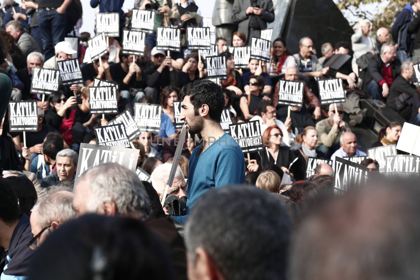 TRUKEY, Istanbul: Hundreds demonstrate in Kadikoy, eastern Istanbul, on October 17, 2015, one week after the Ankara suicide attacks, to pay tribute to the victims.