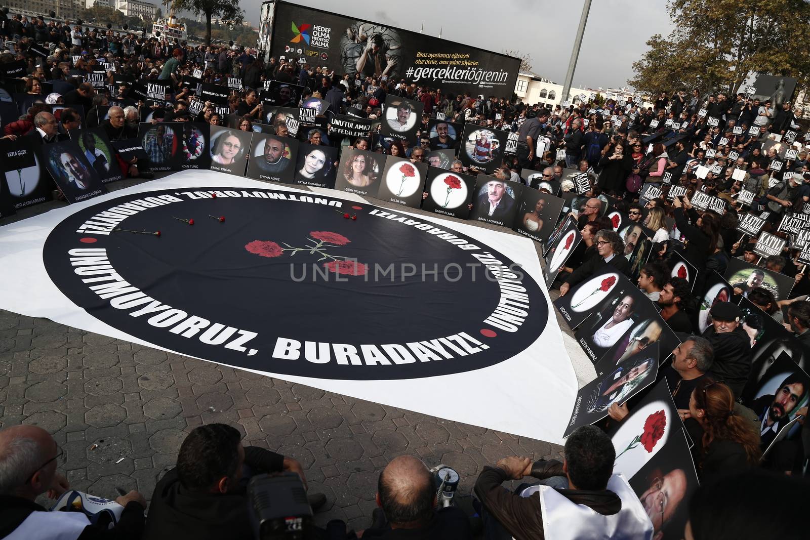 TRUKEY, Istanbul: Hundreds demonstrate in Kadikoy, eastern Istanbul, on October 17, 2015, one week after the Ankara suicide attacks, to pay tribute to the victims.