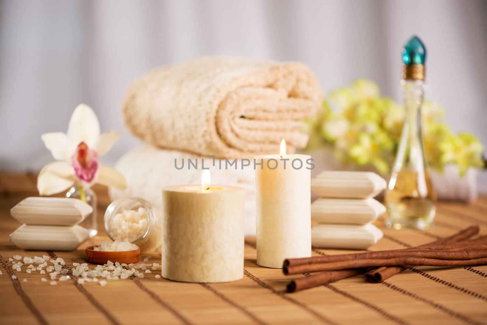 Towel, aromatic candles and other spa objects to free your mind.