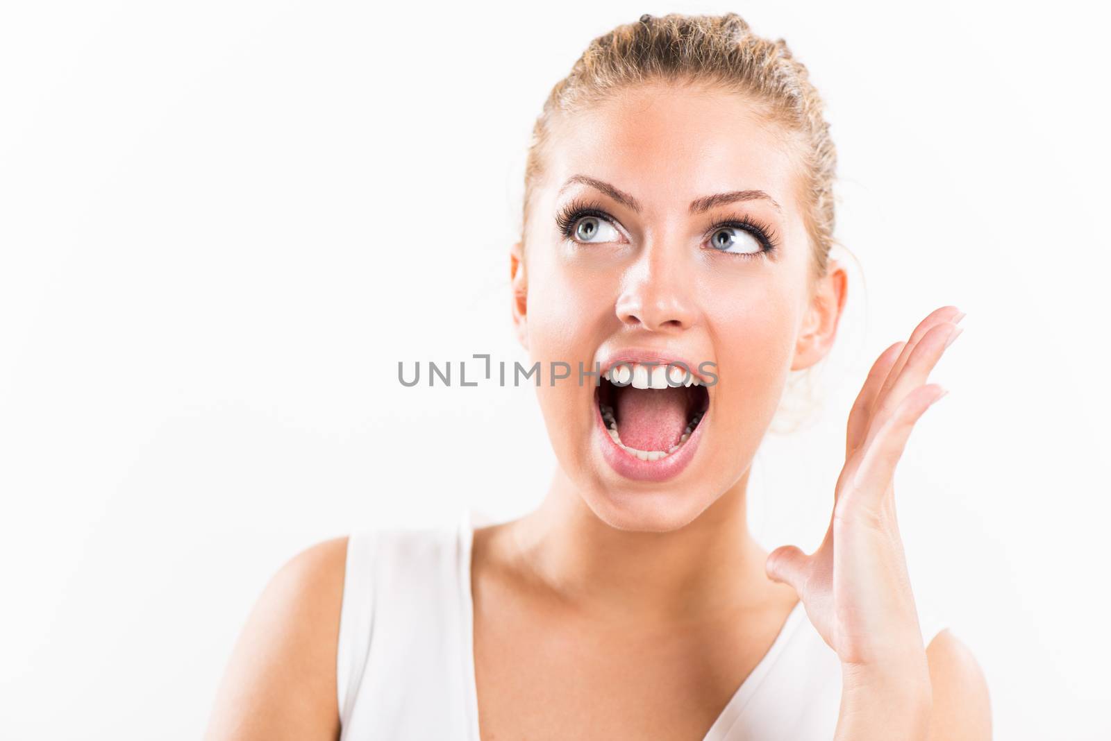 Young beautiful woman shouting with her hand to her face.