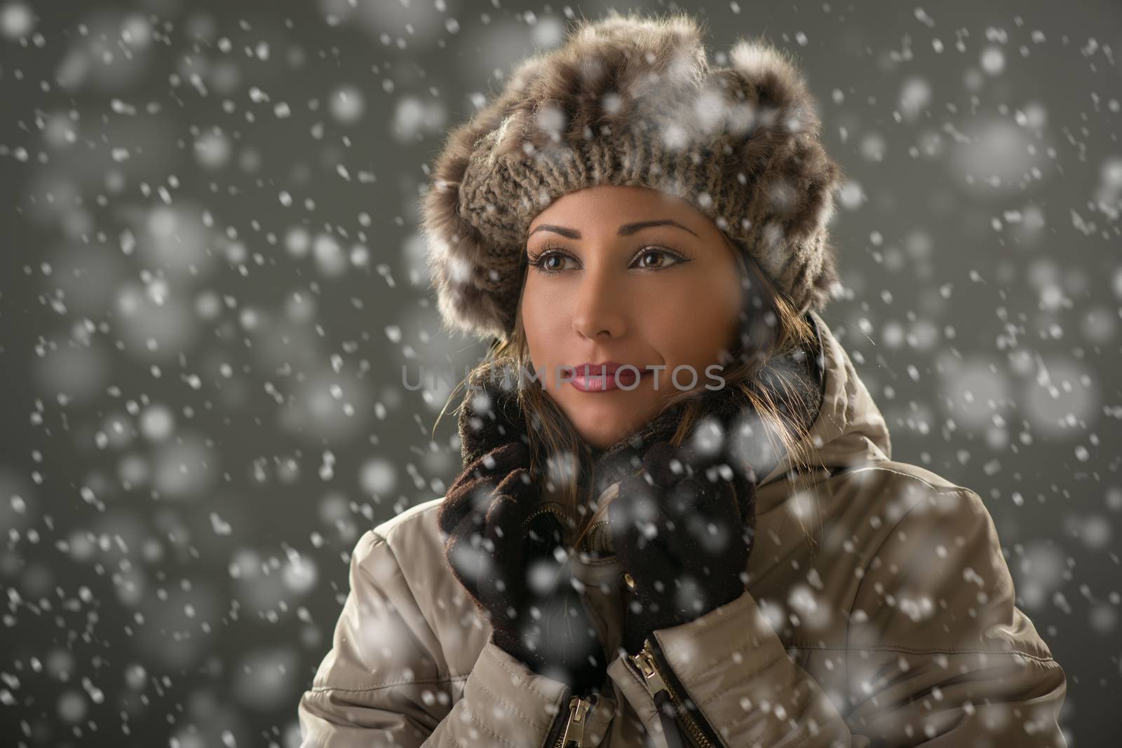 Portrait of a beautiful smiling woman in winter clothes .
