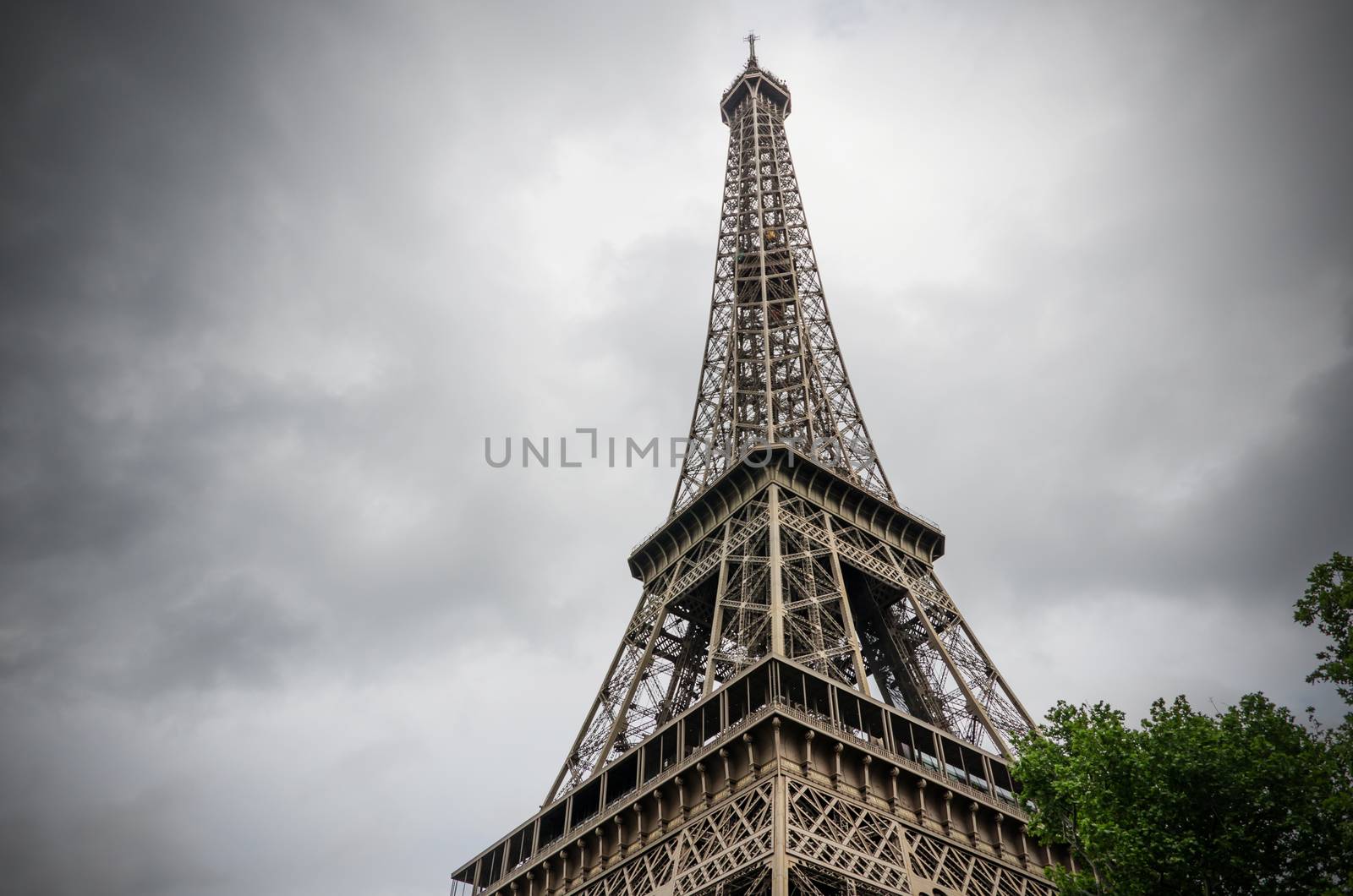 Eiffel tower by siraanamwong