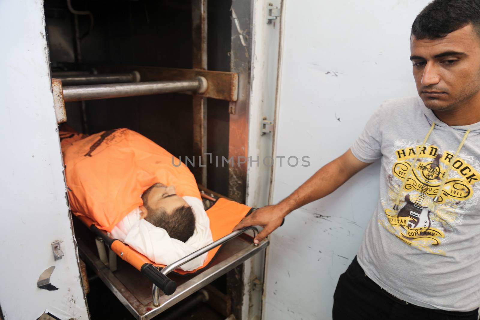 GAZA, Deir al-Balah: Relatives of the Palestinian militant Ahmed al-Sirhi, who was killed by Israeli forces on Tuesday, mourn during his funeral in Deir al-Balah in the central Gaza Strip October 21, 2015.  Israeli soldiers shot dead al-Sirhi close to the border fence, the Israeli military said. Al-Sabireen movement, a small militant group, confirmed he was one of their members. 