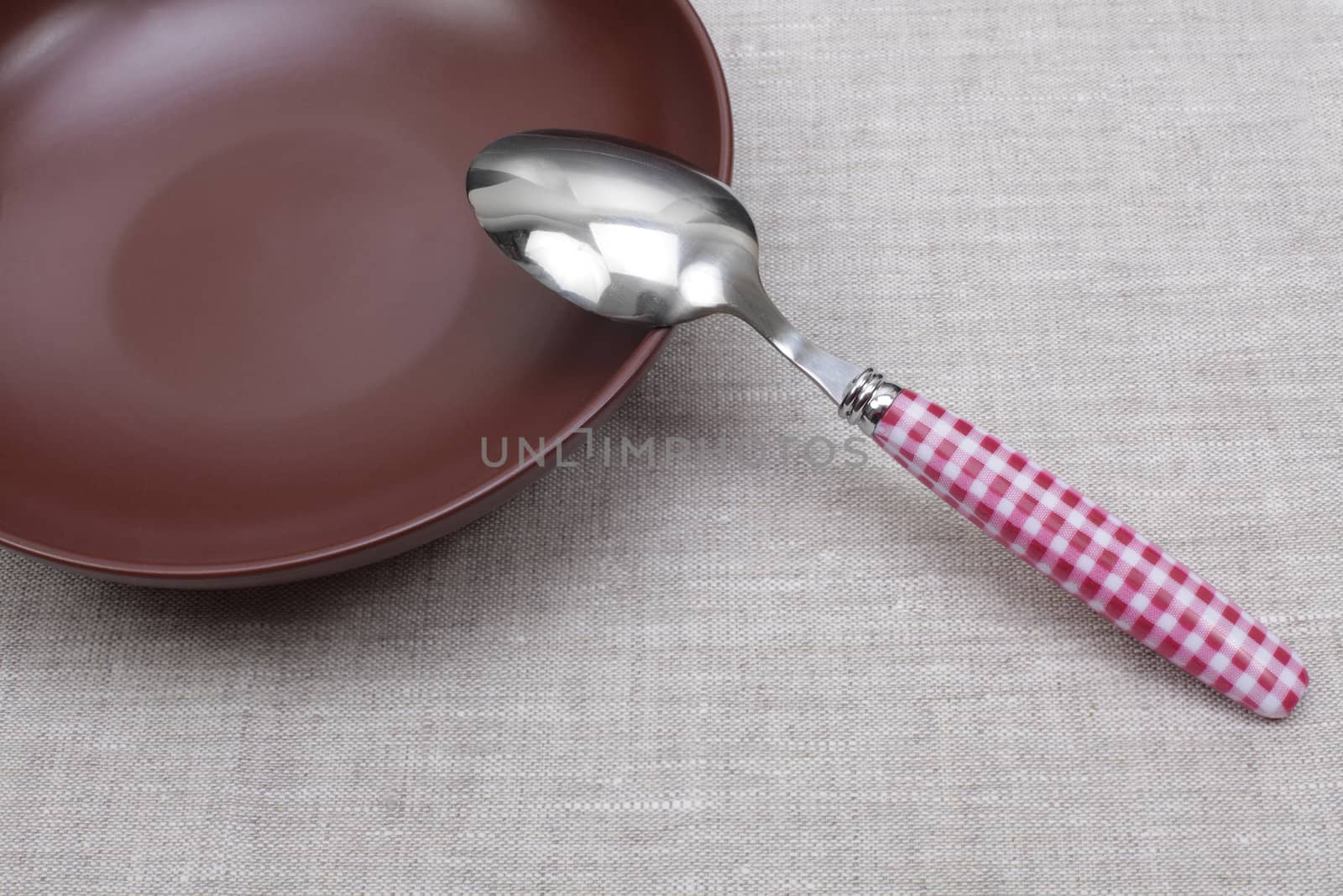 empty plate with spoon 