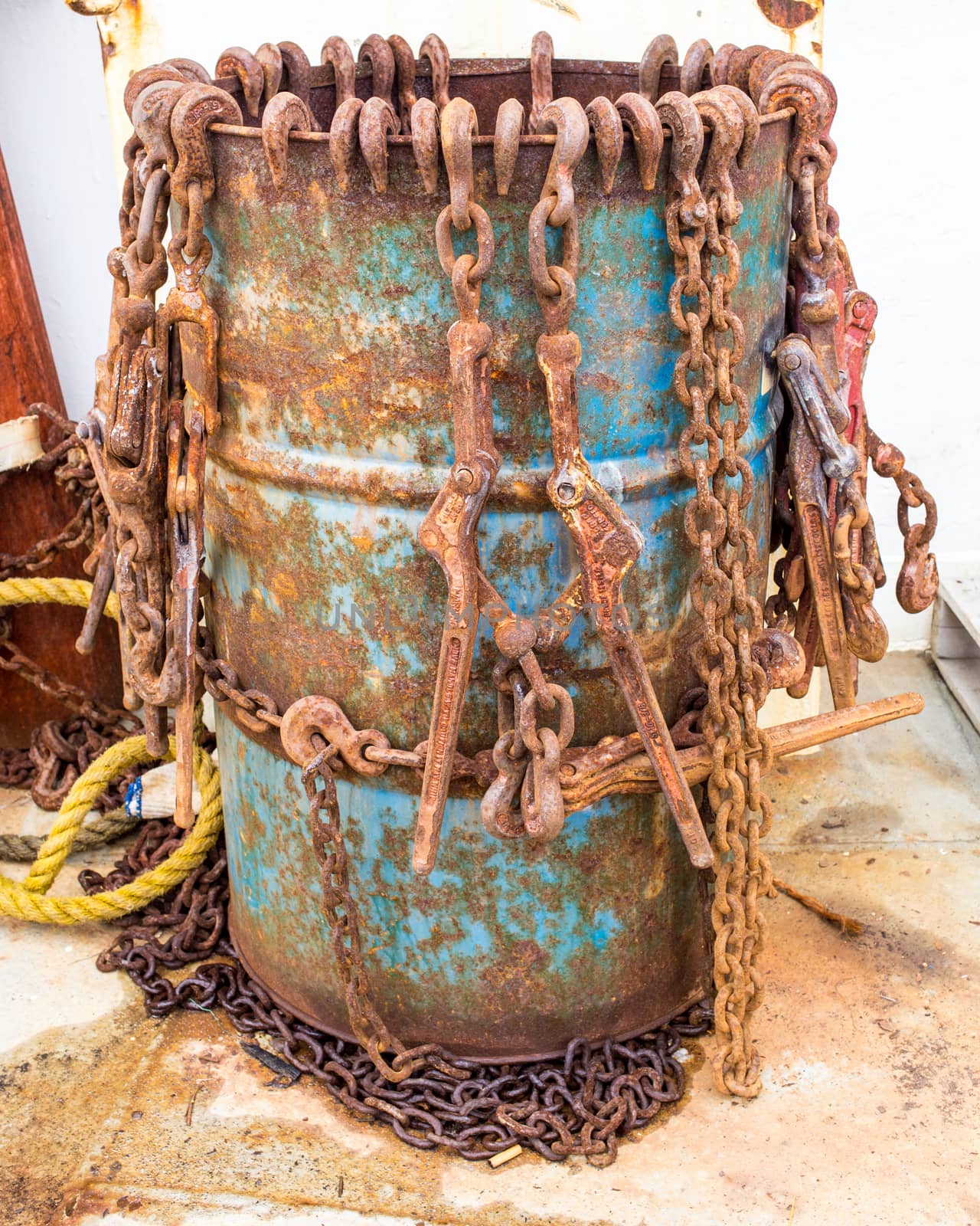 Rusty chains in a barrel
