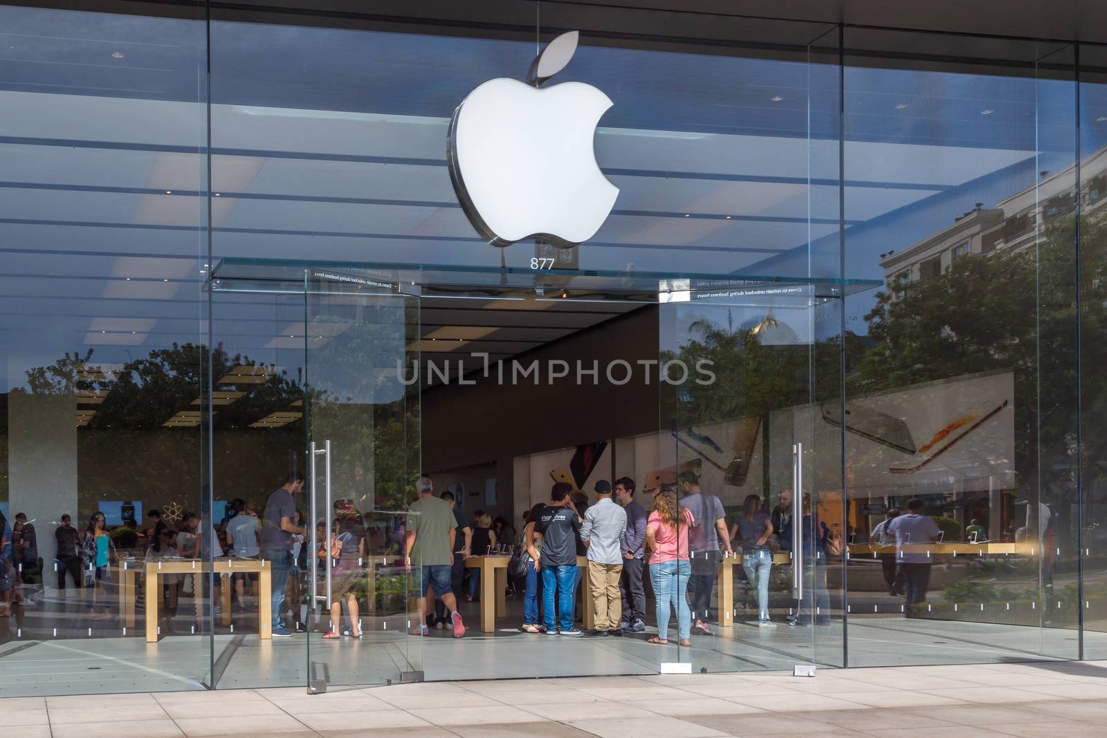 GLENDALE, CA/USA - OCTOBER 24, 2015: Apple store entrance and sign. Apple Inc. is an American multinational technology company.