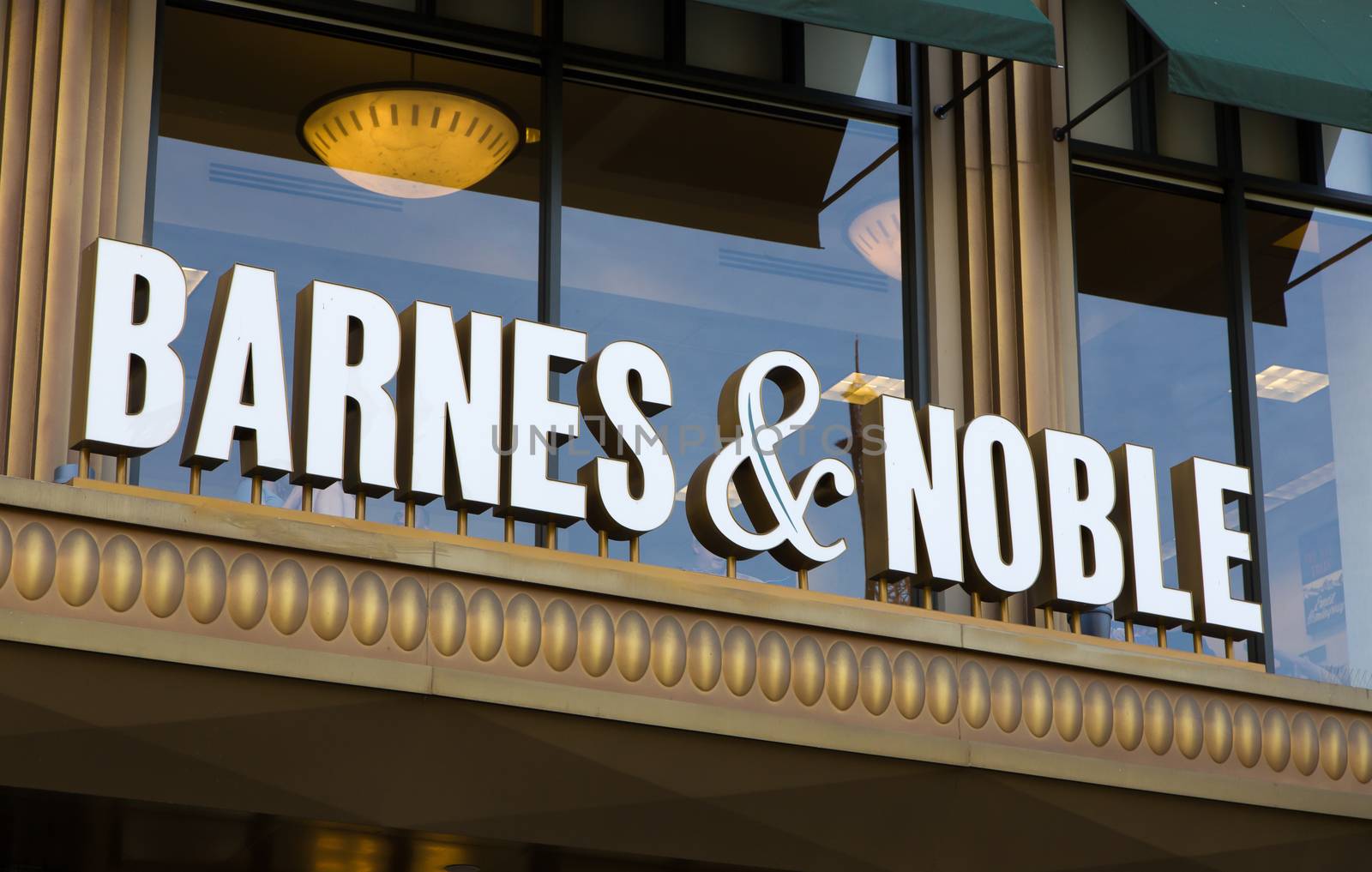 Barnes and Noble Store Exterior by wolterk