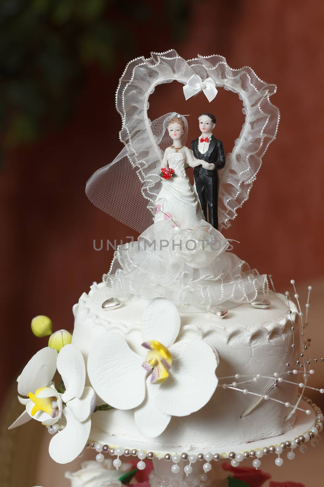 Wedding Cake on blurry background by mrakor