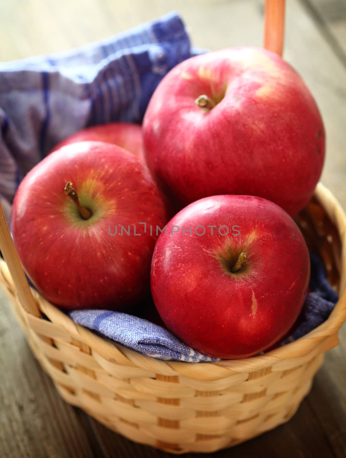 red apples in a basket by alexkosev