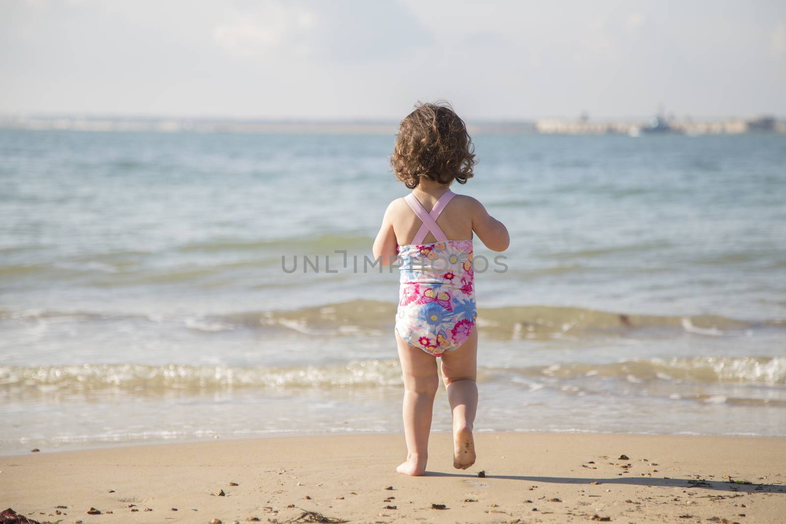 Toddler by the sea by mattkusb