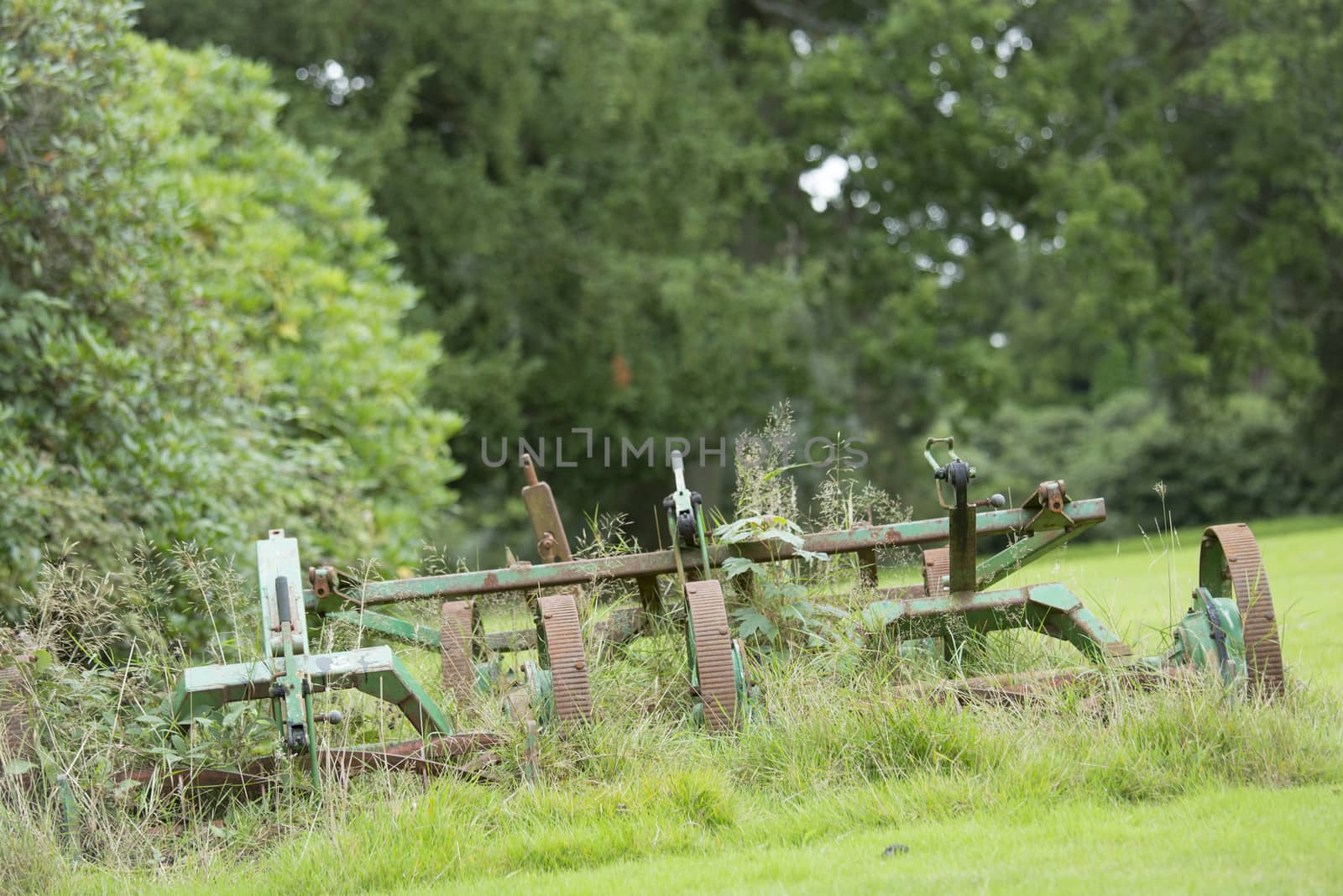 very old lawn mower by mattkusb