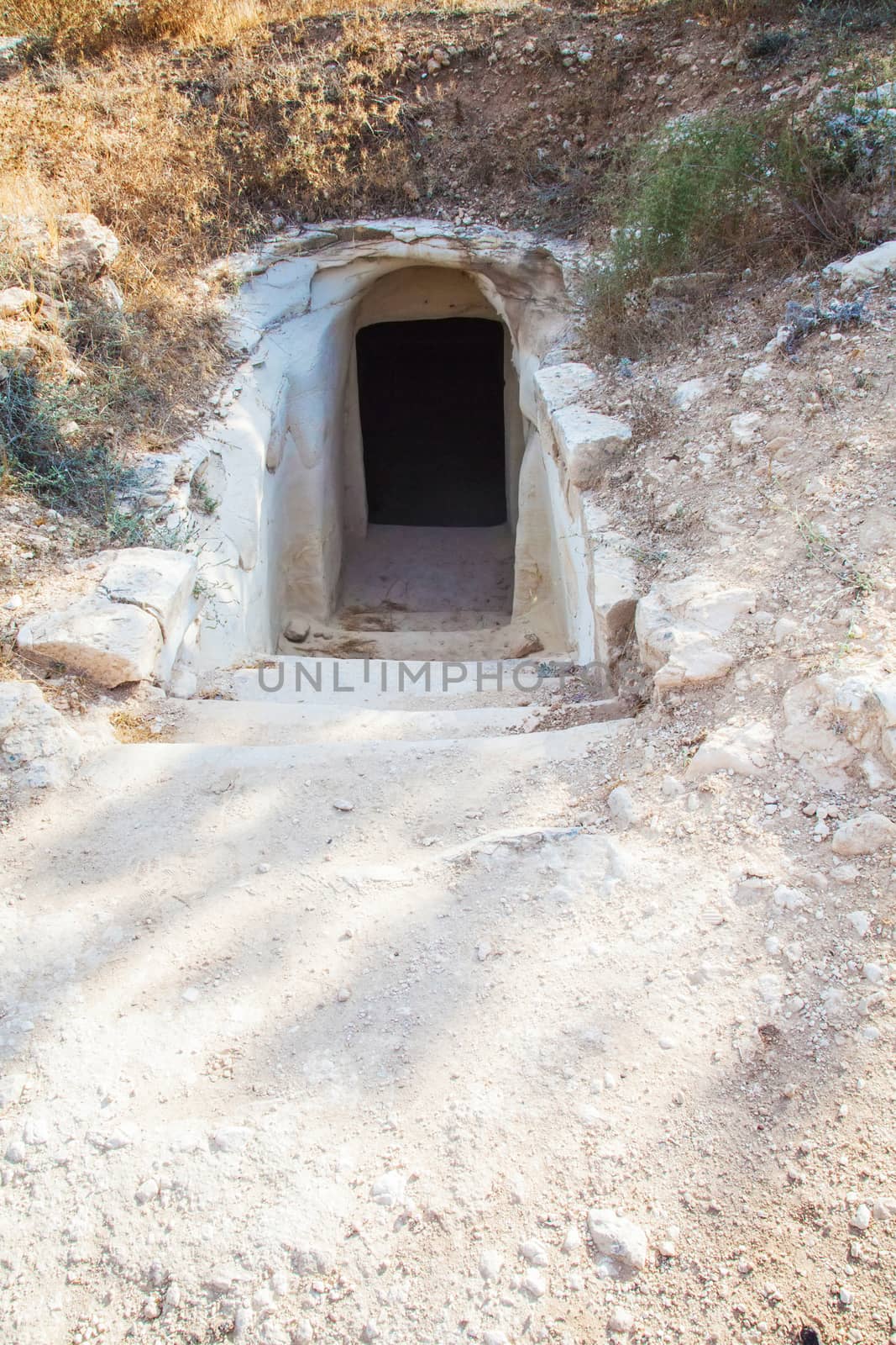 descent from the entrance to the cave chalk