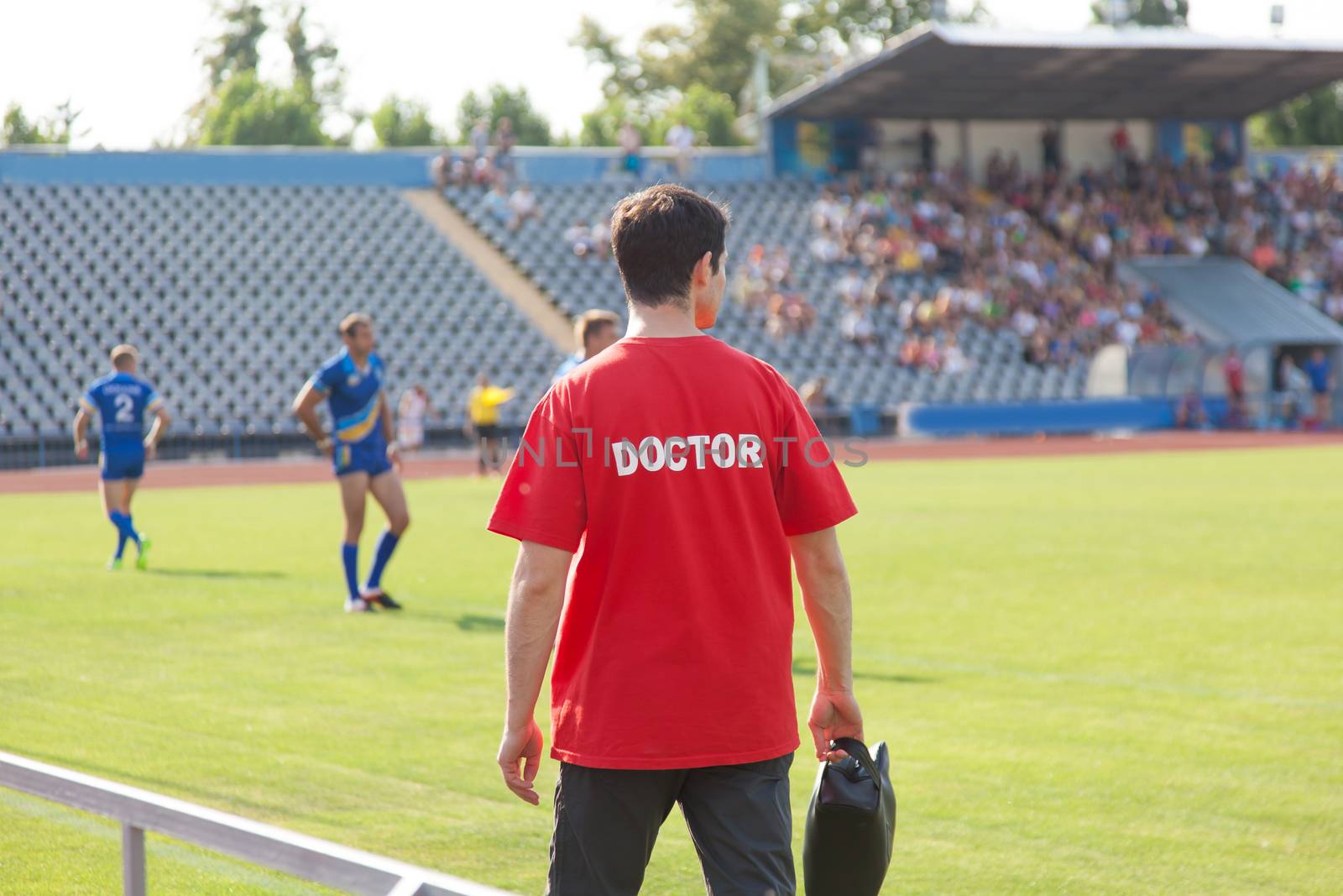 sports doctor, during the match, the players treat injuries