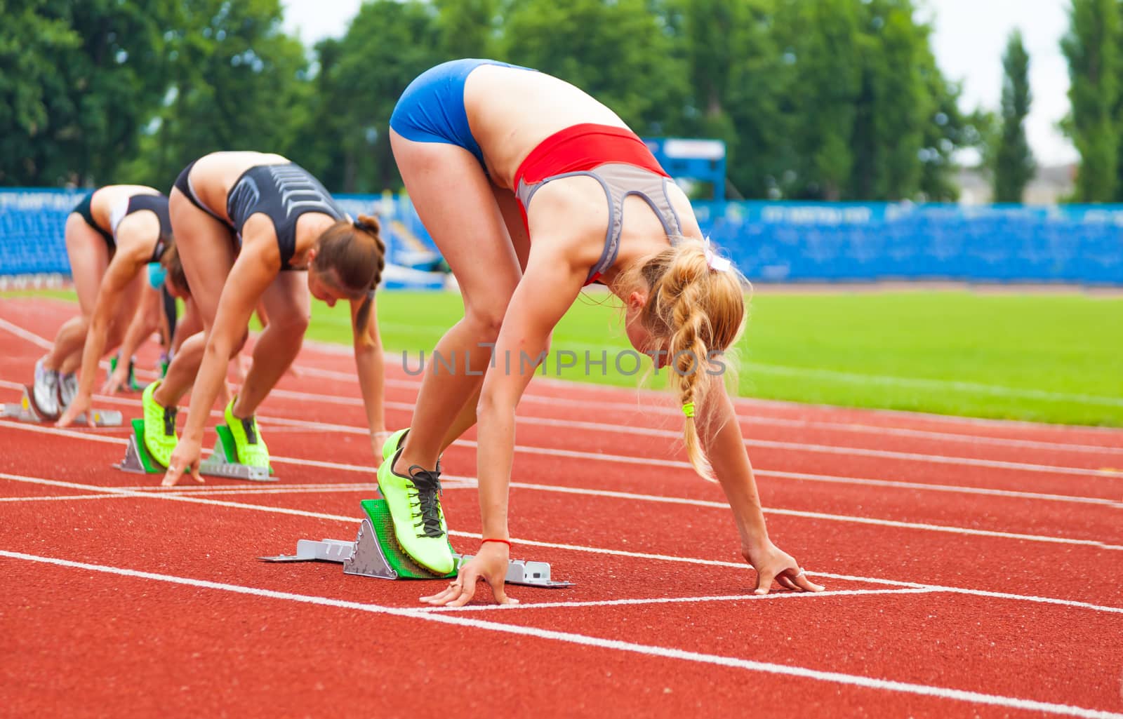 starting of women's race, sports background