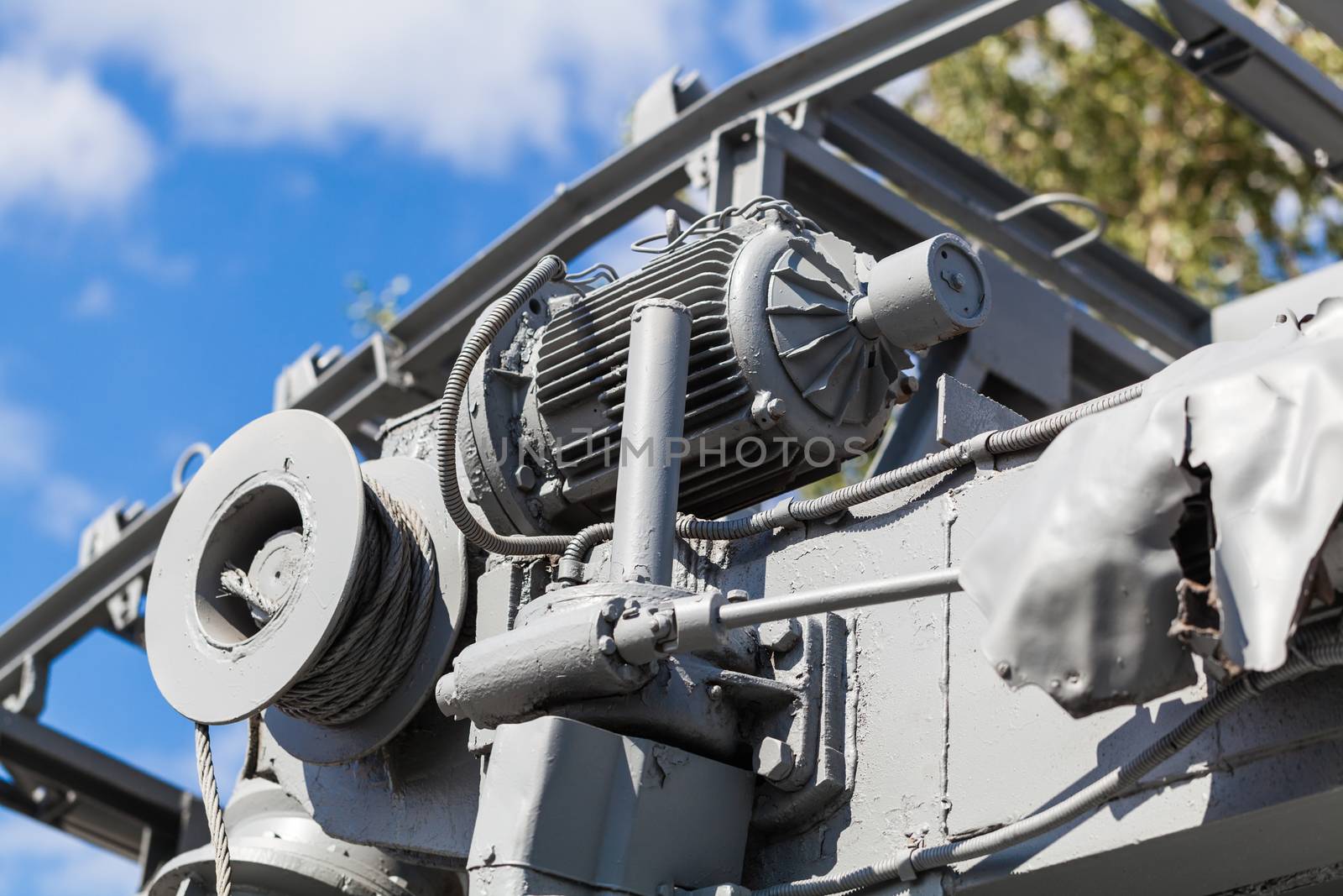 Old mechanism repair and construction of the train closeup