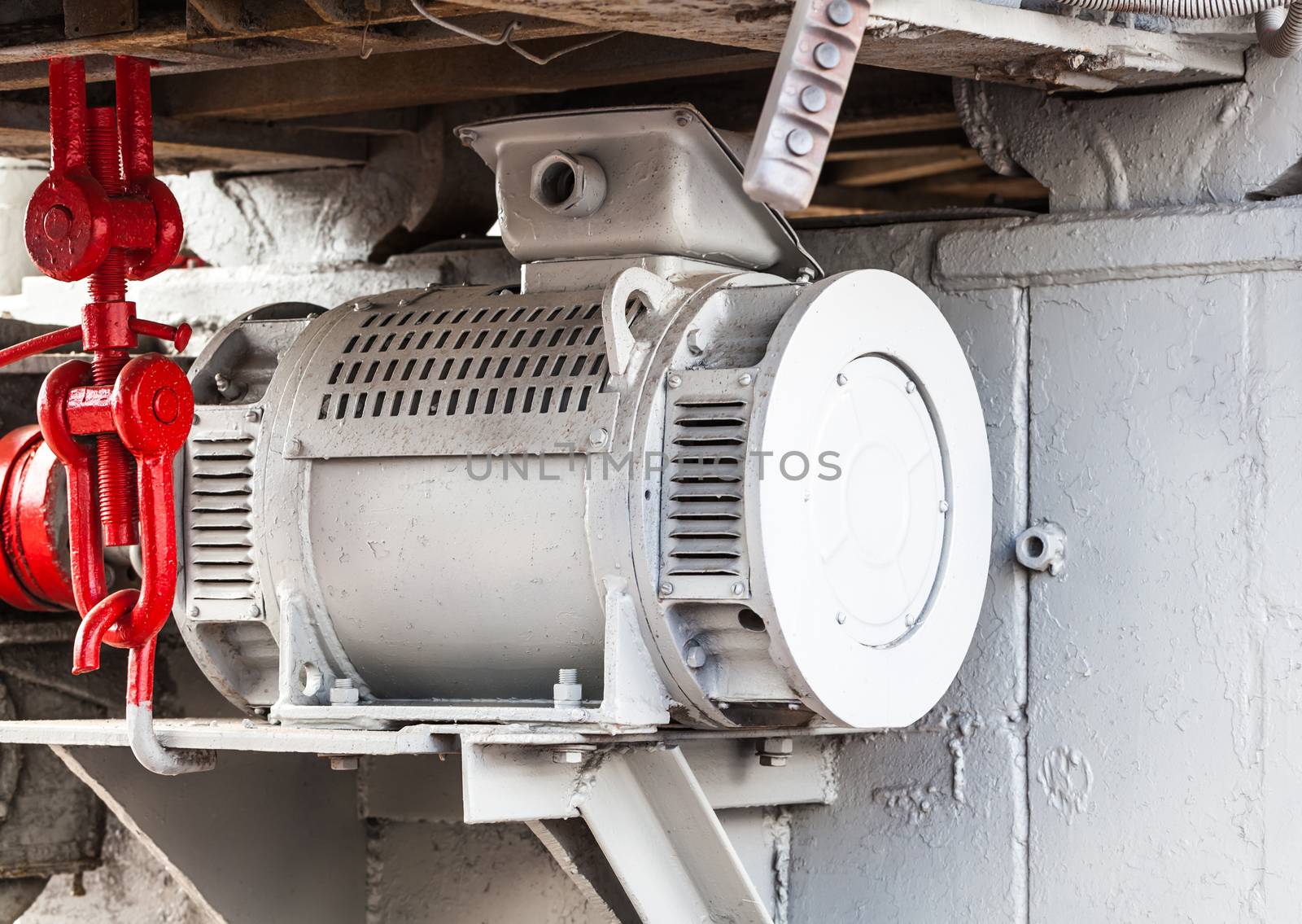 Old mechanism repair and construction of the train closeup