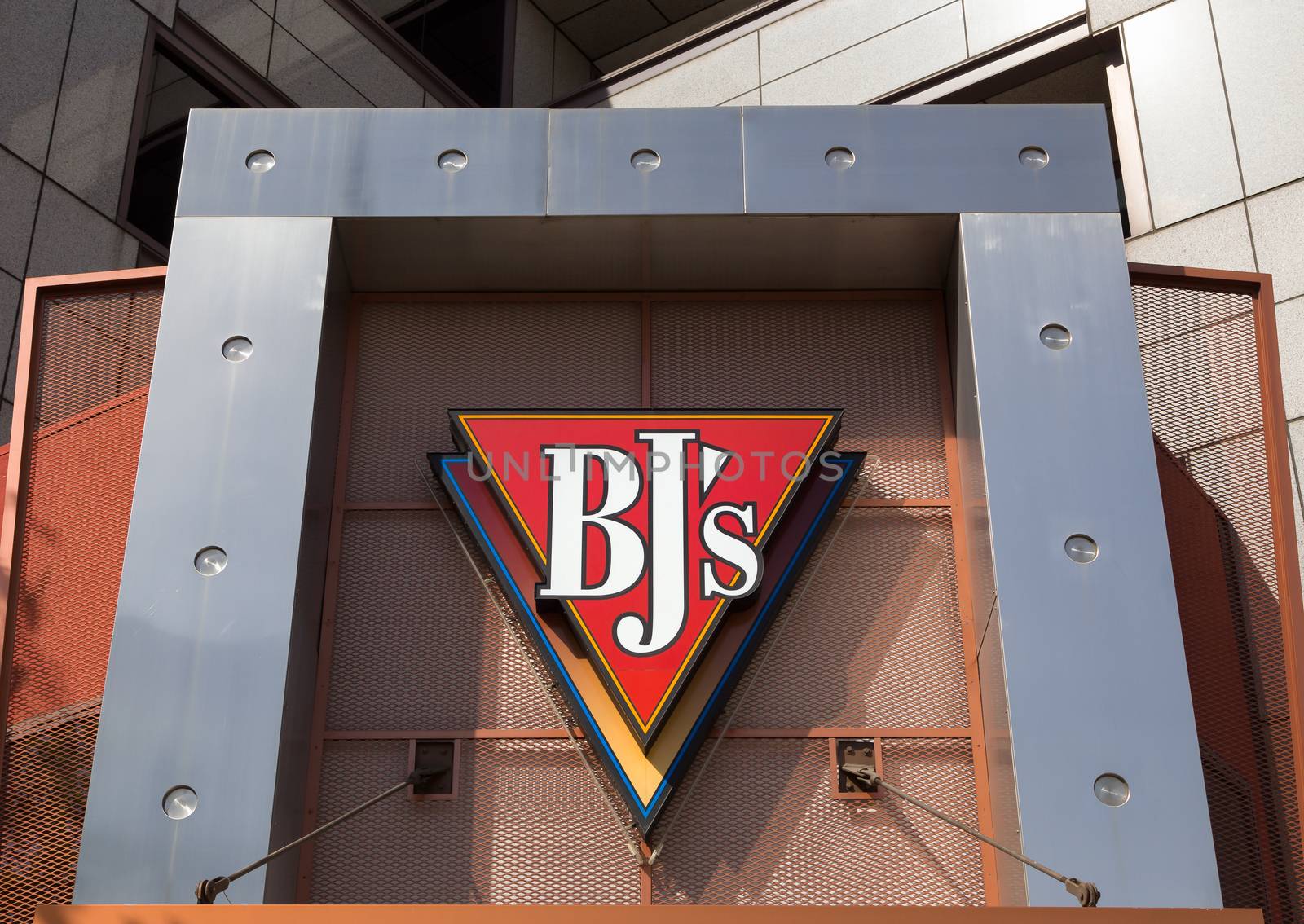 BJ's Restaurant Brewhouse Exterior and Sign by wolterk