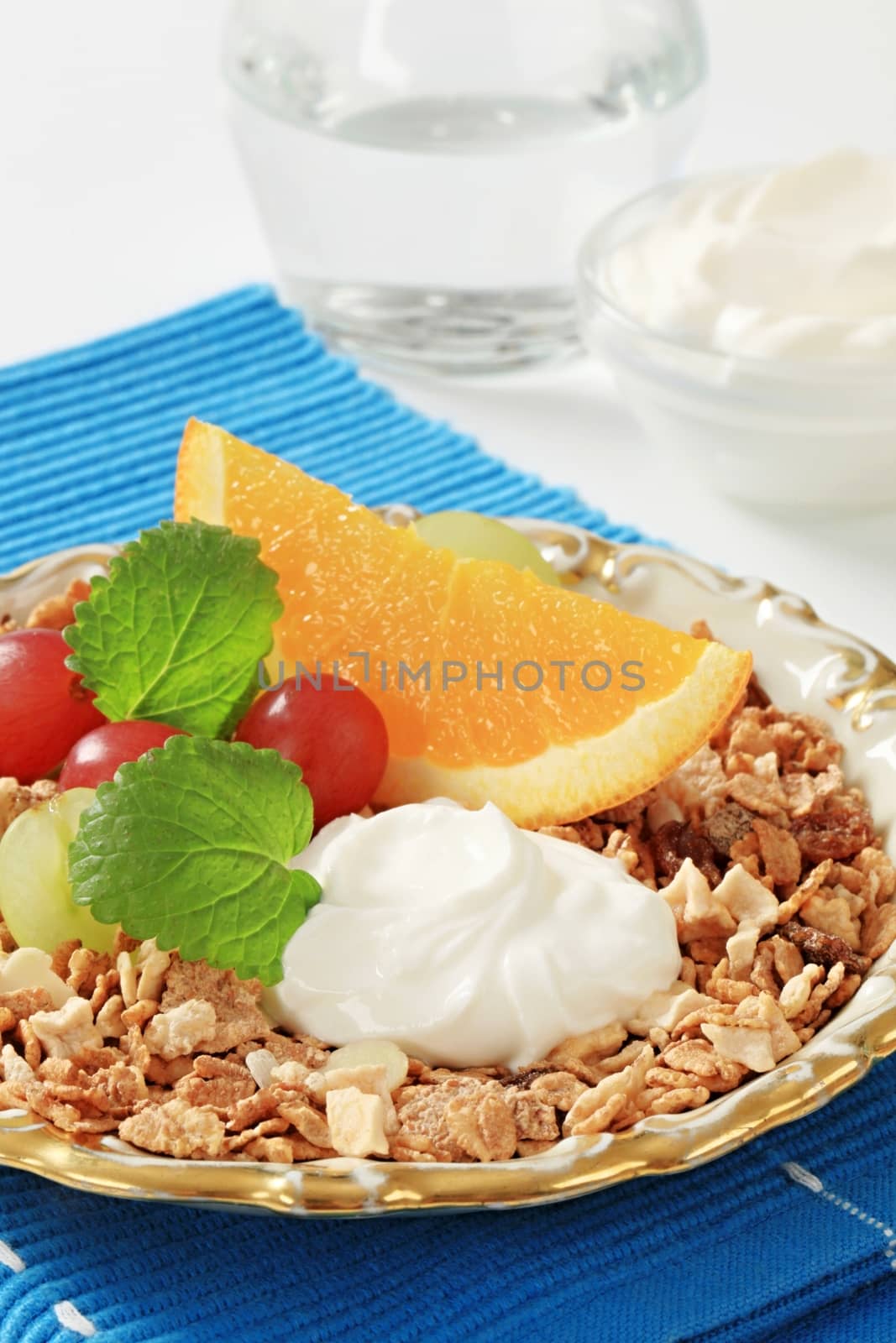 Breakfast cereals with fresh fruit and yogurt