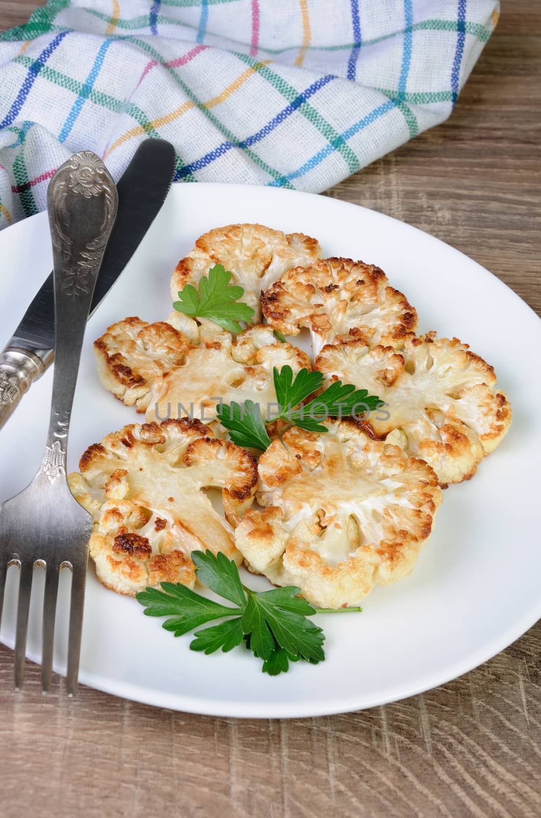 Warm appetizer of fried pieces of cauliflower 