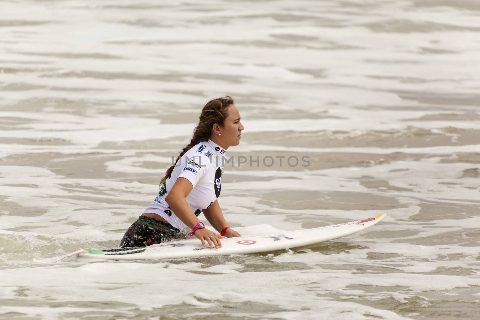 Surfer races the Quicksilver & Roxy Pro World Title Event by Imagecom