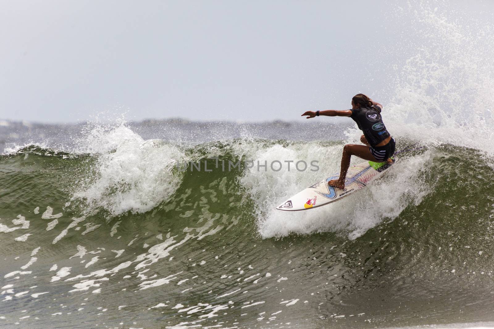 Surfer races the Quicksilver & Roxy Pro World Title Event by Imagecom