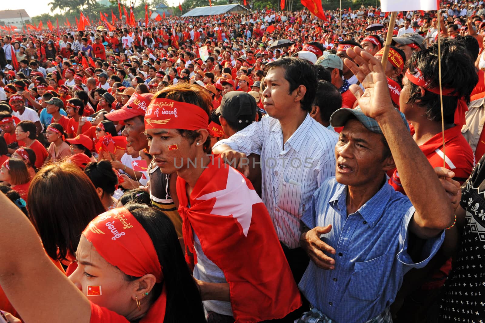 MYANMAR, Yangon : Tens of thousands of people gather in Yangon on November 1st, 2015 in support of opposition leader of the National League for Democracy party and Nobel Peace Prize Aung San Suu Kyi, one week before general elections. 