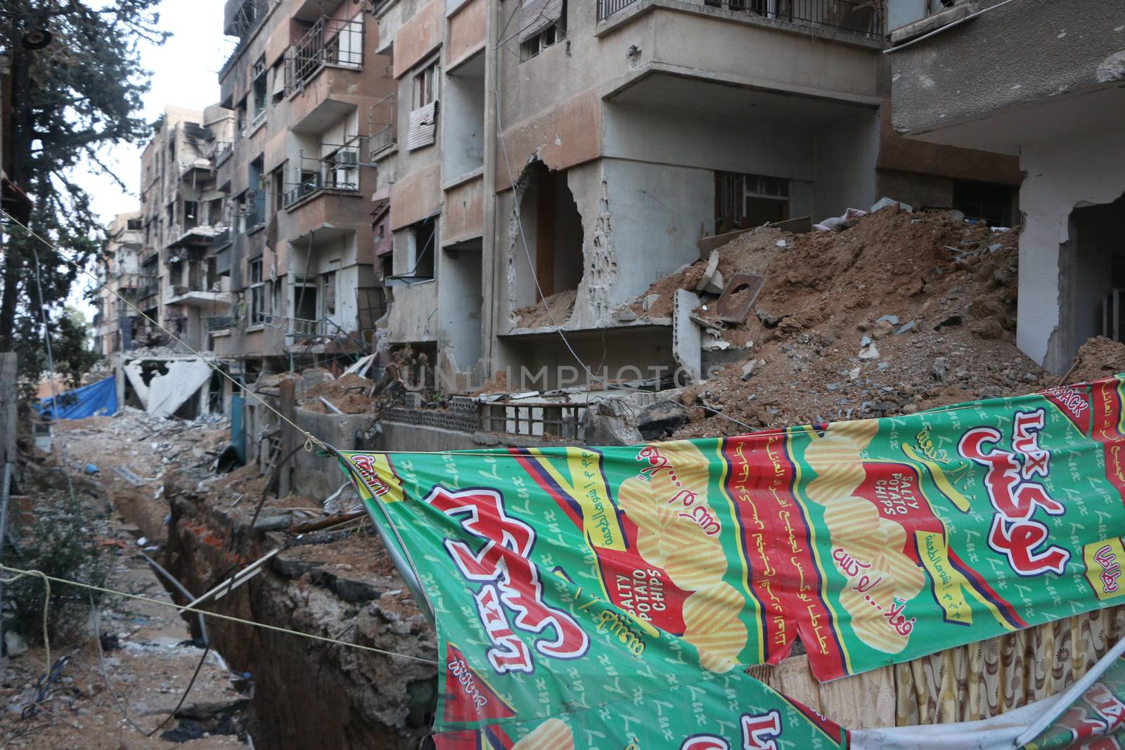 SYRIA, Harasta : Clashes between several rebel factions, Syrian army and its allies intensify in Harasta, in the northern suburb of the Syrian capital Damascus, on November 2, 2015. Violence in Damascus suburbs where rebels have been entrenched for years has claimed the lives of thousands of civilians.