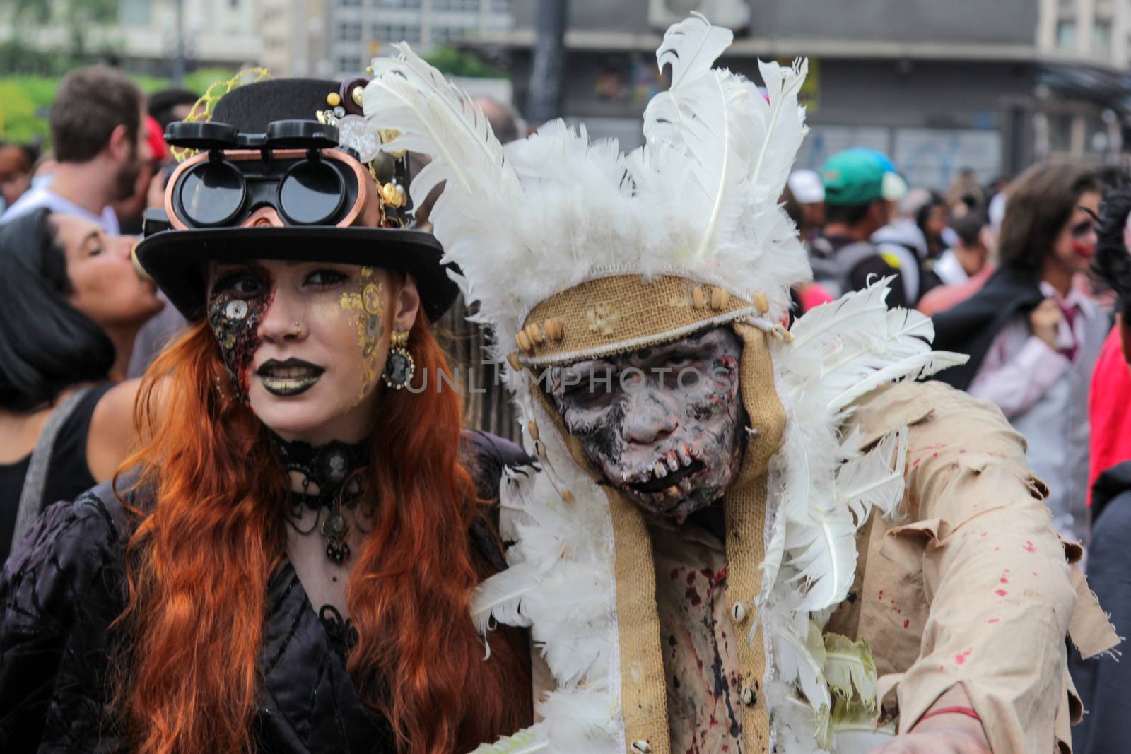 Couple in costumes in Zombie Walk Sao Paulo by marphotography