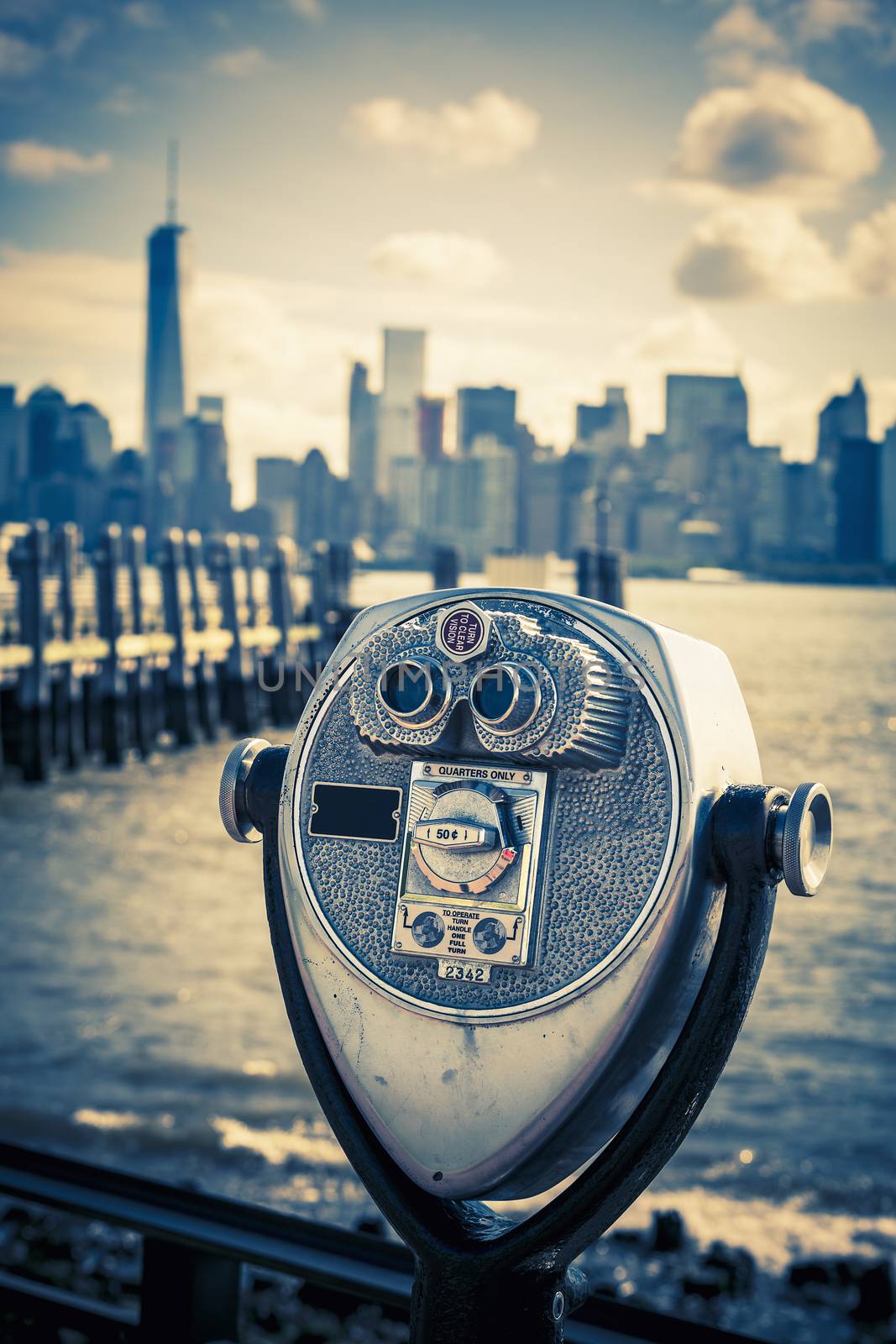 Tourist binoculars at Liberty Island by vwalakte