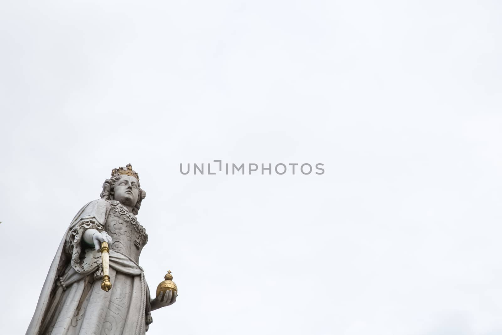 Statue of st. pauls cathedral in London.