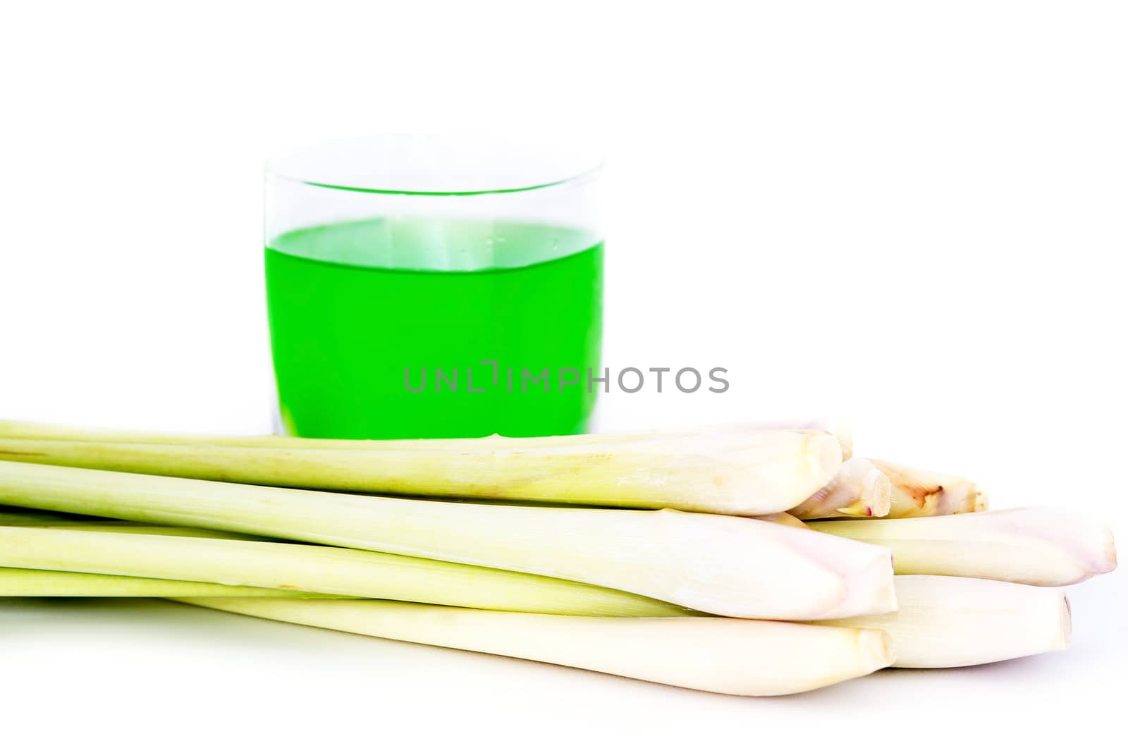 Cold lemongrass drink and fresh lemongrass .