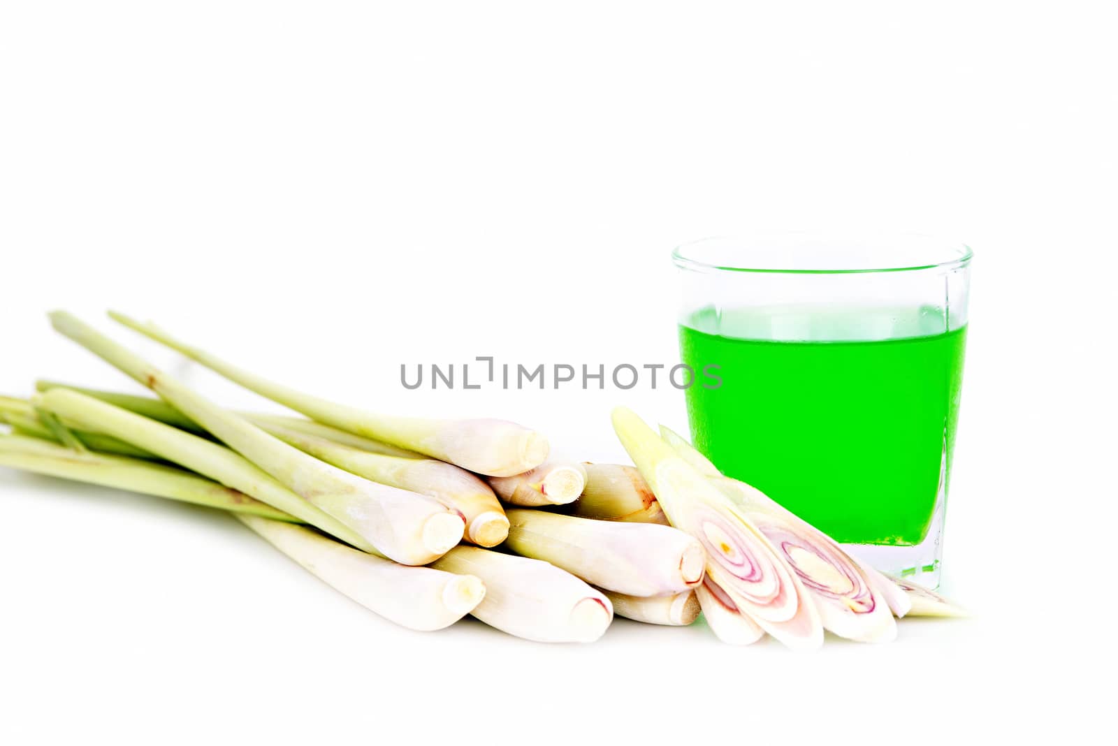 Cold lemongrass drink and fresh lemongrass .