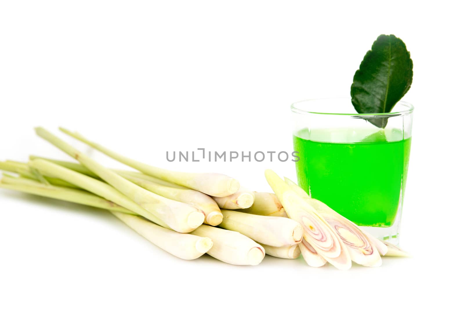 Cold lemongrass drink and fresh lemongrass .