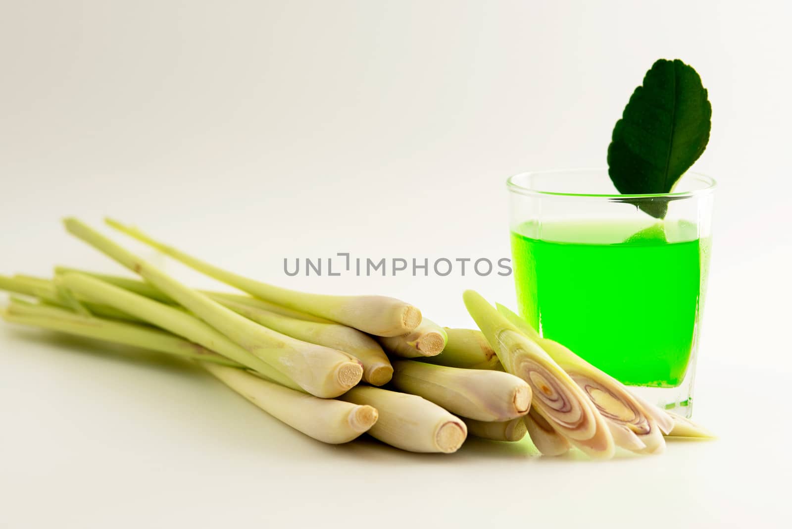 Cold lemongrass drink and fresh lemongrass .