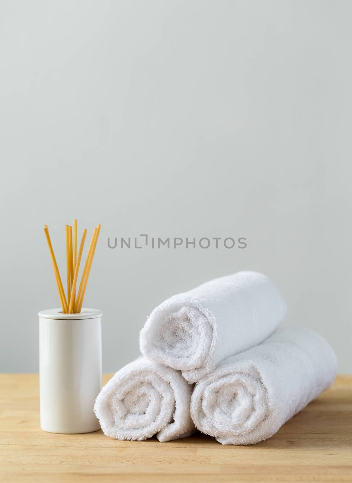 Home diffuser and white towel