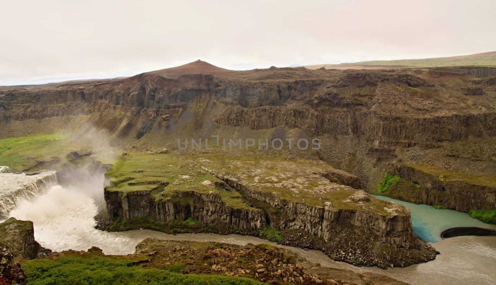 The waterfall in Iceland by jnerad